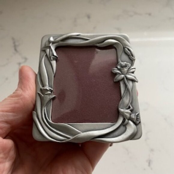 Seagull Canada Vintage @1988 Fine Pewter Mini Picture Frame w Floral Motif - Picture 2 of 6